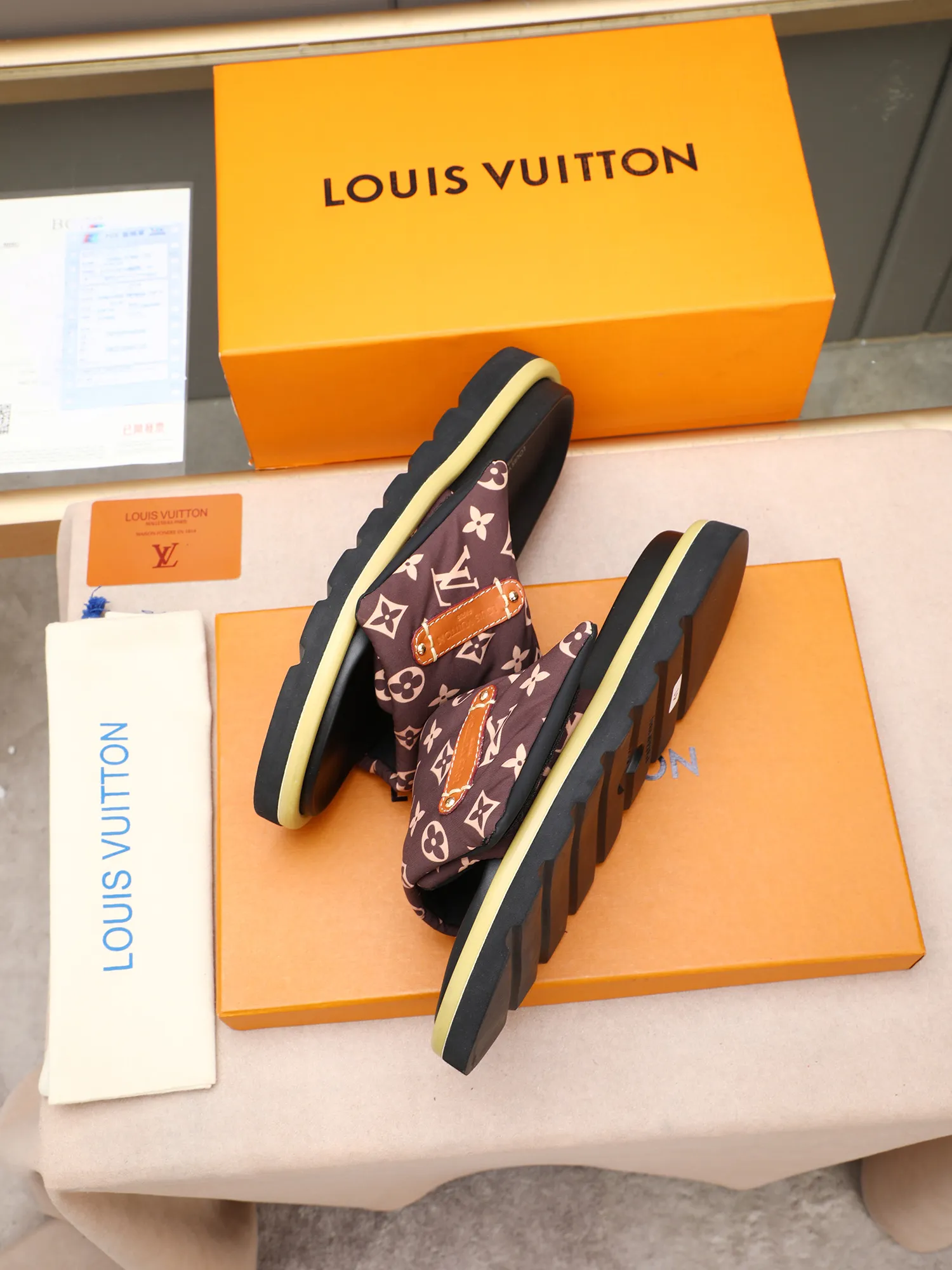 PP360 [LOUIS VUITTON] Louis Vuitton, LV printing, men's and women's slippers are on the market. The drawer box packaging comes with a cloth bag and a card. The upper pattern looks very soft and waxy, and it is a super versatile leg slimming tool. Fabric: imported denim/canvas/old fabric, LV hardware LOGO, official website pattern printing, comfortable to wear, feet: high-elastic PU water table. Sole: foam sole, heel height: about 5cm. Code number: 35-46, 35, 45, 46 are custom-made and non-returnable. Color: multiple colors and styles available.